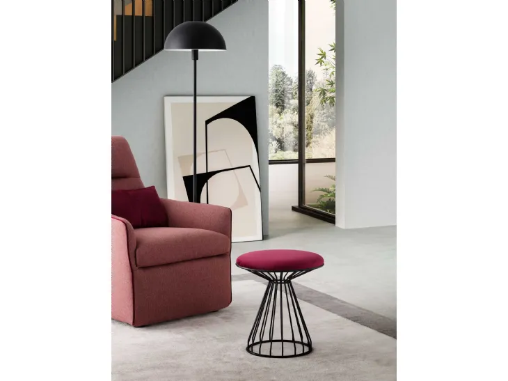 Pouf Liliane in tessuto imbottito con struttura in metallo di Le Comfort