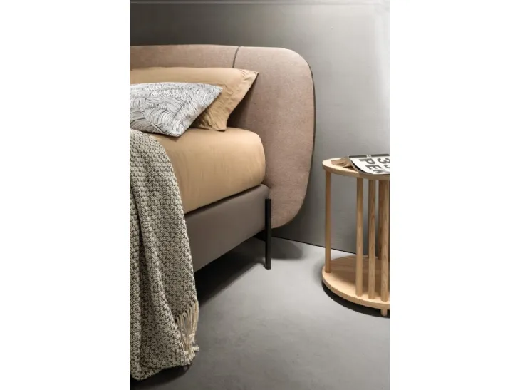 Letti di design by BSide Samoa con piedi alti