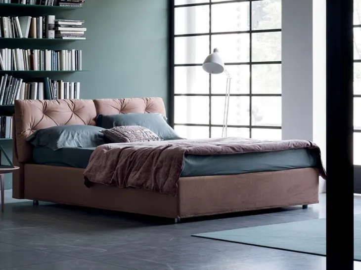 Letto in tessuto con testiera imbottita e trapuntata Flock di Rigosalotti