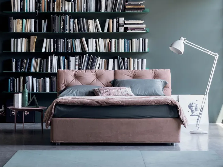 Letto in tessuto con testiera imbottita e trapuntata Flock di Rigosalotti