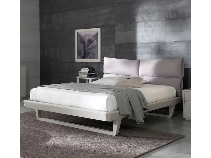 Letto Just in legno con testiera in tessuto imbottito di Fasolin