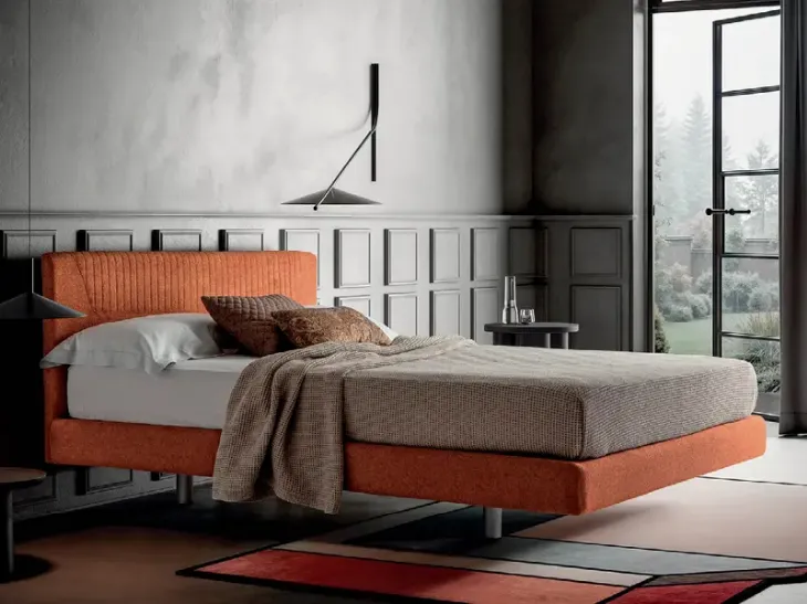 Letto con testiera imbottita Kiss di Rigosalotti