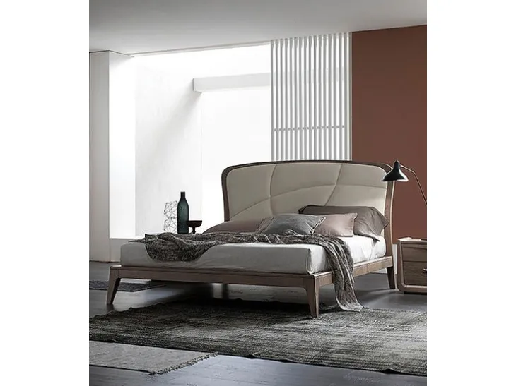 Letto matrimoniale in legno con testiera in pelle Plus di Fasolin