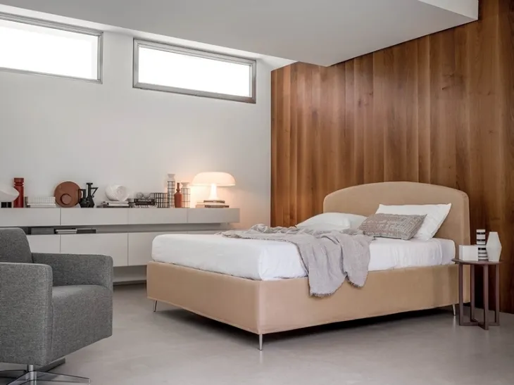 Letto in tessuto Duse con testiera arrotondata di Rigosalotti