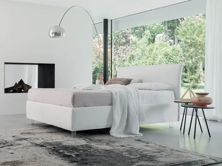 Letto matrimoniale in tessuto con testiera trapuntata e contenitore Loren di Rigosalotti