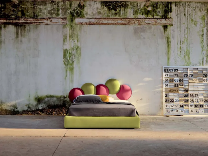 Letto in tessuto con testiera creativa che ricorda le bolle di sapone Buble di Veneran