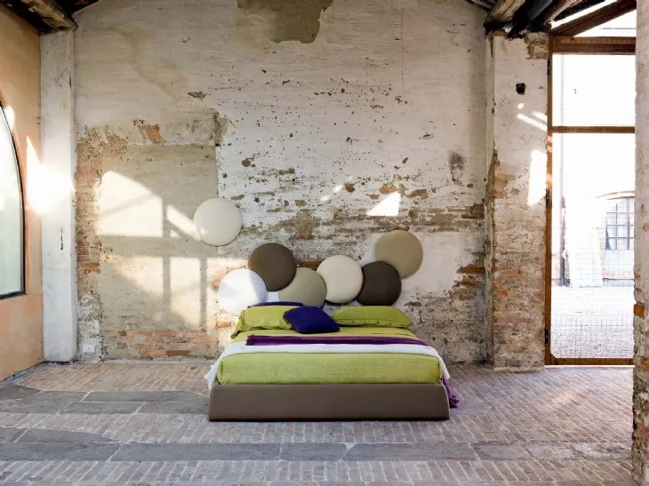 Letto in tessuto con testiera creativa che si compone a piacere Buble di Veneran