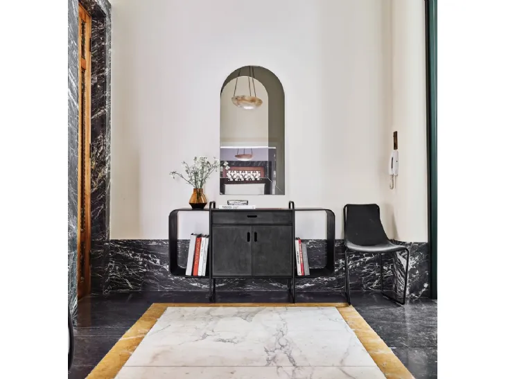 Madia Apelle con struttura in metallo e ante rivestite in pelle di Midj