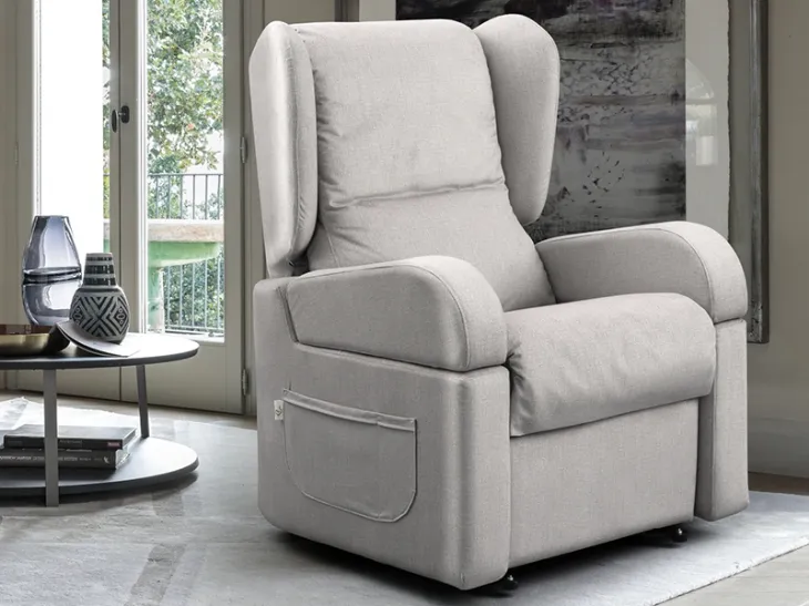 Poltrona Relax con meccanismo alzapersona Asia in tessuto di Rigosalotti