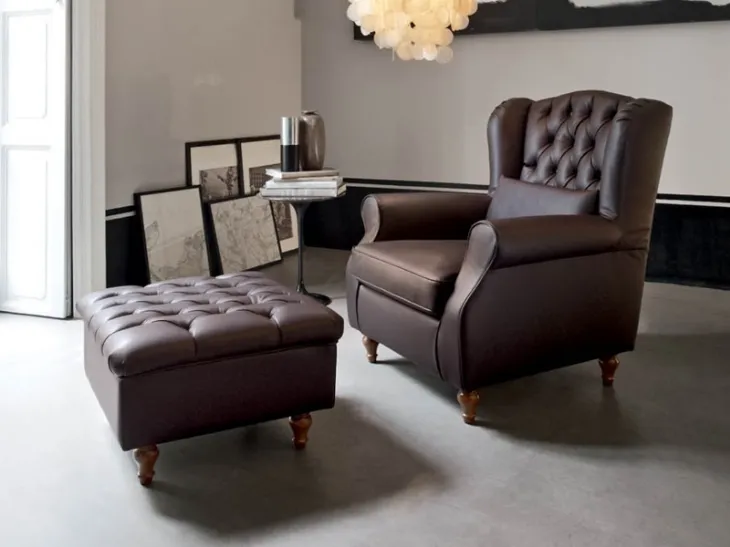 Poltrona classica rivestita in pelle con piedi in legno Vanessa di Rigosalotti