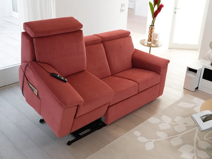 Divano lineare Multirelax con movimento alzapersona di Rigosalotti