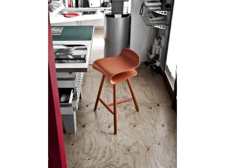 Sgabello dal sedile ergonomico e sinuoso in plastica PBT robusta e flessibile con gambe in metallo per esterno BCN Stool di Kristalia