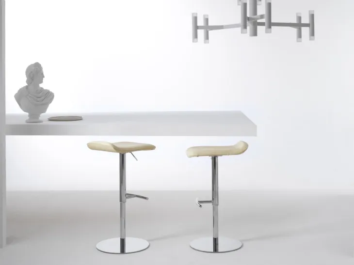 Sgabello in pelle Konga di Julia Arredo Cuoio