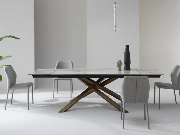 Sedia rivestita in tessuto Mirò di Julia Arredo Cuoio