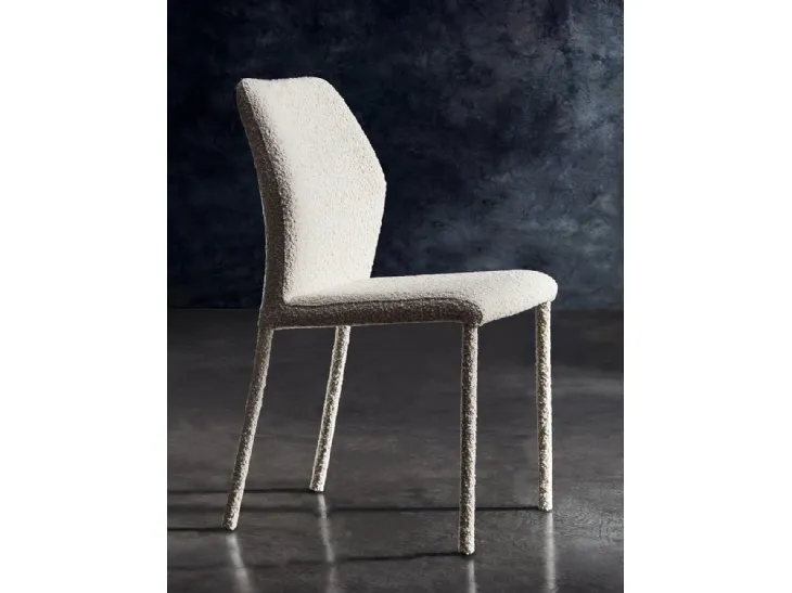 Sedia rivestita in tessuto Mirò di Julia Arredo Cuoio