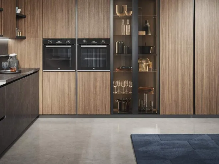 Cucina moderna con ante effetto legno rigato