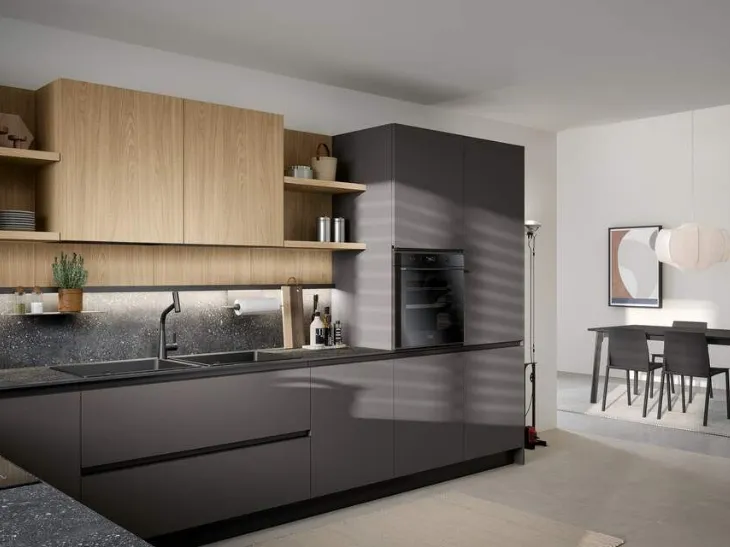 Cucina con penisola dai toni moderni e scuri
